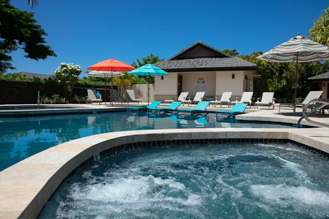 Cool off in the shared pool under the Hawaiian sun