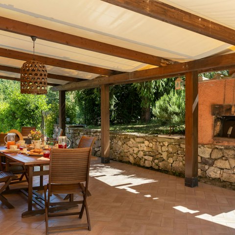 Make use of the wood oven and barbecue for alfresco dining