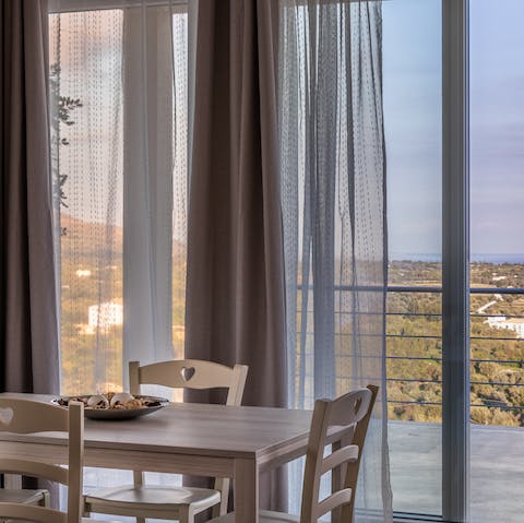 Prepare your specialty in the well-equipped kitchen for a romantic evening at home, with the fiery sunset in view