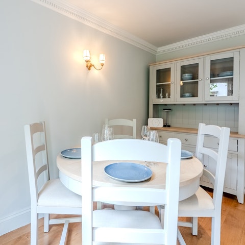 Whip up something tasty or eat takeaway at the dining table