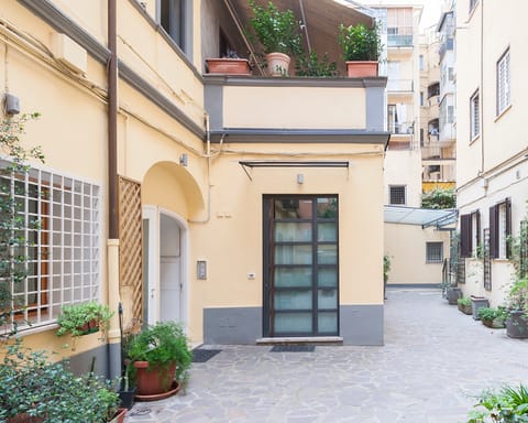 Let children play in the building's courtyard