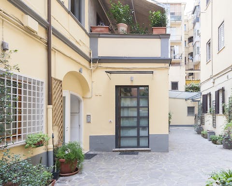 Let children play in the building's courtyard