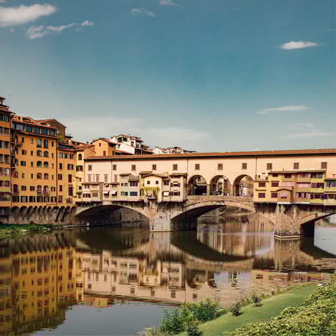 Stroll across nearby Ponte Vecchio with a gelato