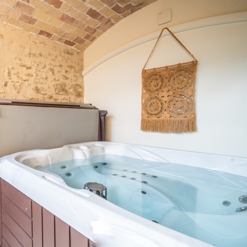 Feel totally relaxed in the Jacuzzi and hammam