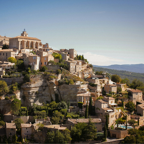 Do some sightseeing in Gordes, 10km away