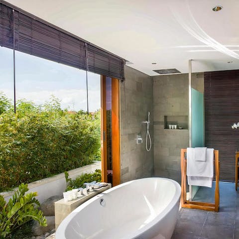 Unwind after a dat at the beach in the freestanding bathtub