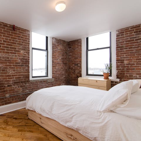 Admire views across to Manhattan from bed
