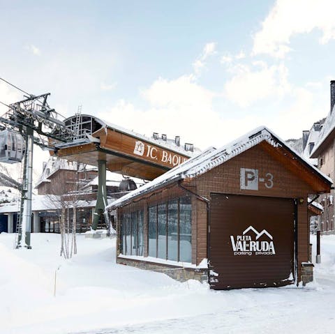 Live right next to the Baqueira  ski lift