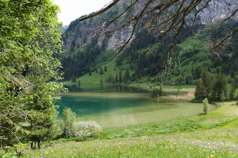 Take a hike towards Lac de Vonnes for an afternoon picnic