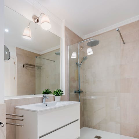 Get ready for a night out in Seville in the modern bathroom