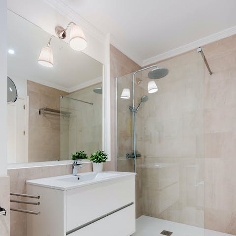 Get ready for a night out in Seville in the modern bathroom