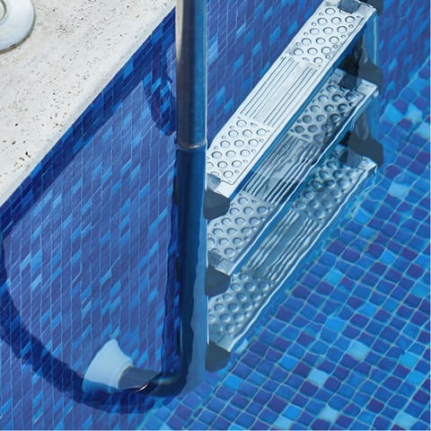 Have a refreshing dip in the shared pool when you want to cool down from the Emirati heat