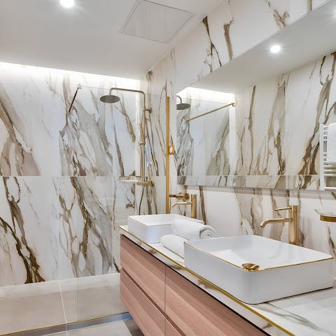 Wash the day away in the stylish bathroom with a rainfall shower