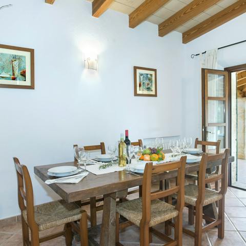Enjoy delicious family feasts at the dining table