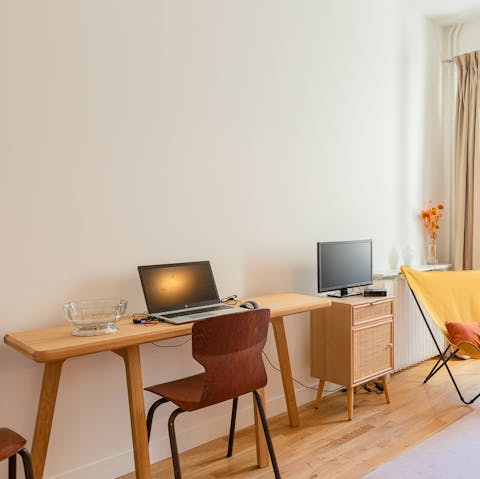 Catch up on some work and stay productive thanks the comfortable desk