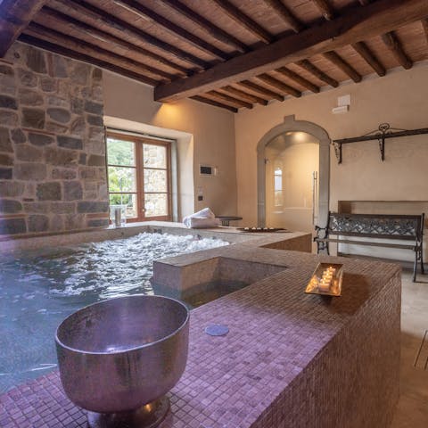 Unwind in the hydromassage tub or the chromotherapy and infrared sauna
