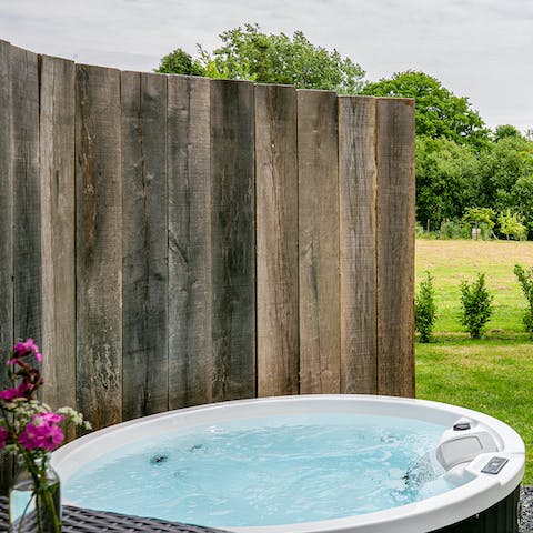 Settle into the hot tub for a night of stargazing