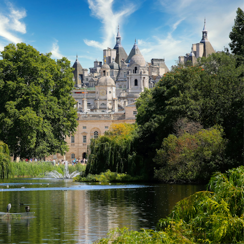 Stroll to Hyde Park in ten minutes