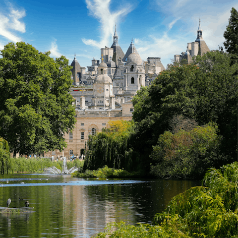 Stroll to Hyde Park in ten minutes