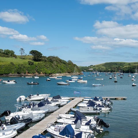 Stay on Victoria Quay, with easy access to crabbing spots and local eateries