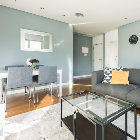 Relax, socialise and enjoy the warm intimacy of this stylish apartment