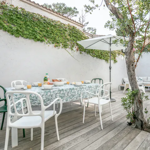 Organise an alfresco feast in your outdoor courtyard