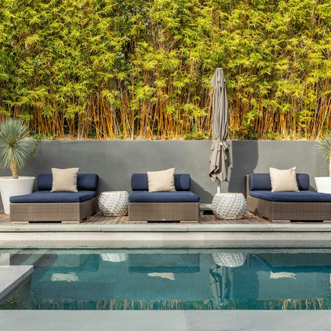 Relax in the Californian sun by the private pool