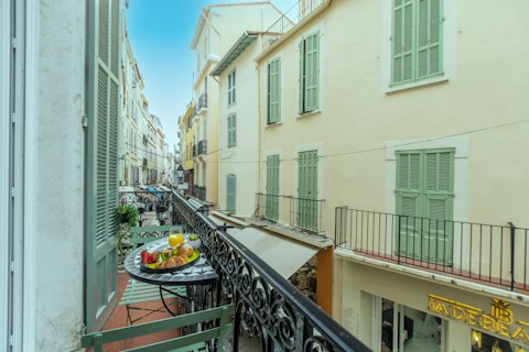 Sip coffee and cocktails above a buzzing street
