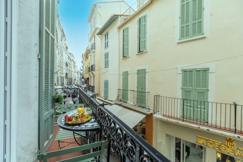 Sip coffee and cocktails above a buzzing street