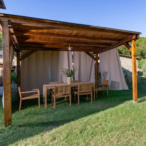 Share breakfast and barbecues in the shade of the gazebo