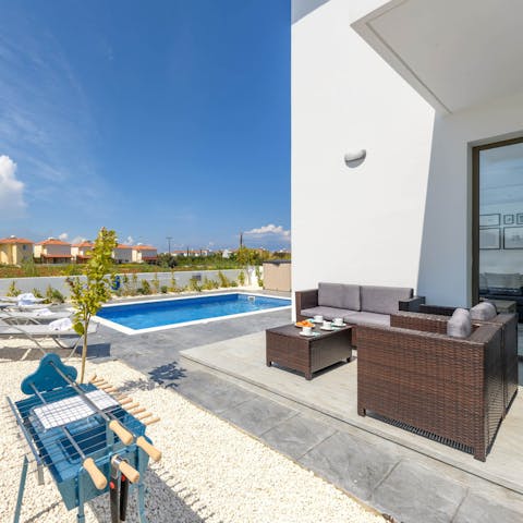 Cool up delicious kebabs on your barbecue and dine on your outdoor lounge area
