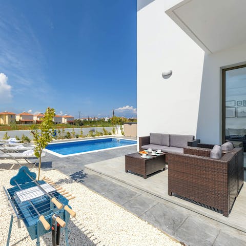 Cool up delicious kebabs on your barbecue and dine on your outdoor lounge area