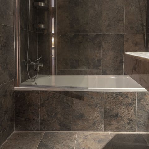 Chill out in the black-tiled bathtub