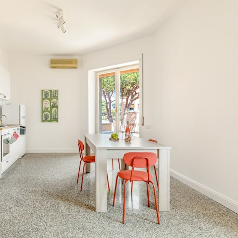 Start mornings with a group breakfast around the dining table