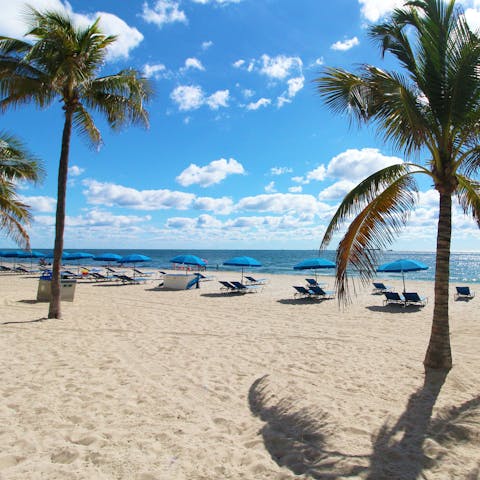 Stroll to the beach for a day in the sunshine, it's just one minute away