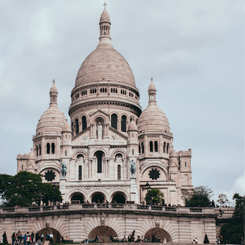 Wander through Montmartre to admire Sacré-Cœur