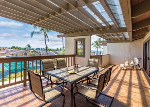 Dine alfresco in the warm Hawaiian sunshine
