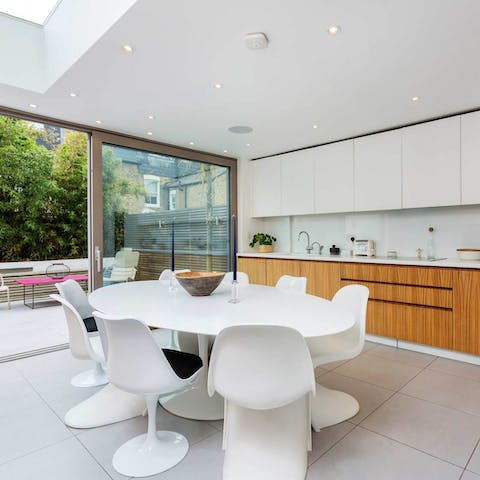 Indulge in a delicious feast with all the family in the kitchen/dining area