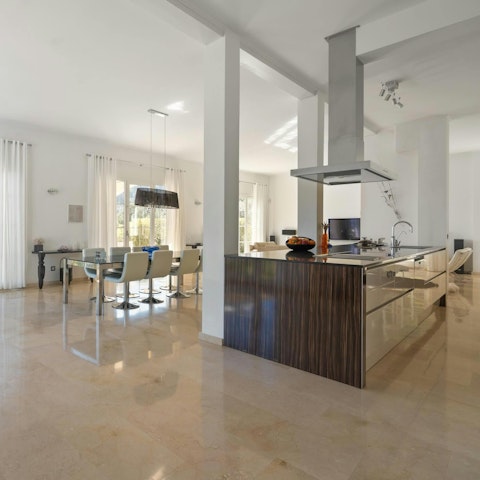 Hire a private chef for a glamorous dinner party