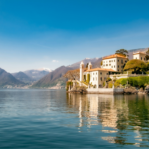 Take a tranquil boat tour of the Lake Como villas