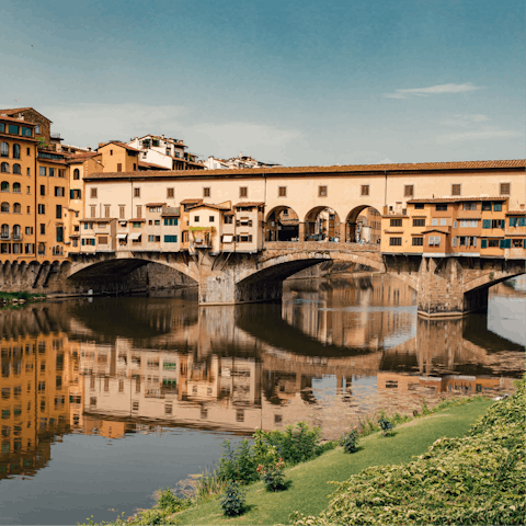 Take a scenic twenty-minute stroll along the river to the Ponte Vecchio