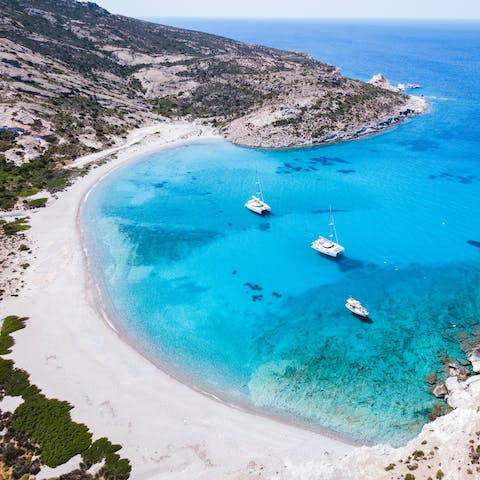 Discover the white sand beaches and crystal clear waters that the Cyclades are famous for