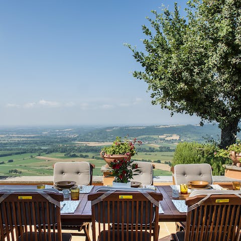 Light the barbecue and gather around the table for spectacular sunset meals