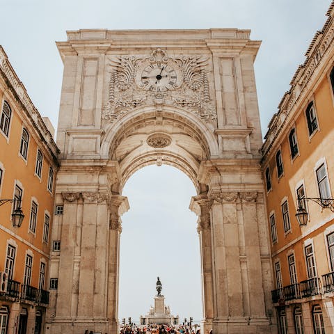 Hop on the iconic 28 tram and take in the imposing Arco da Rua Augusta, less than fifteen minutes away