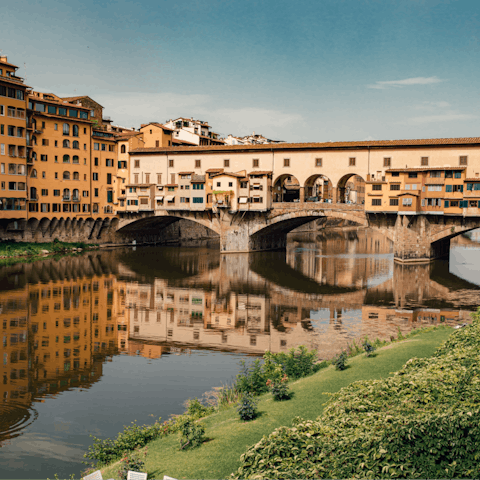 Stay four minutes from the iconic Ponte Vecchio