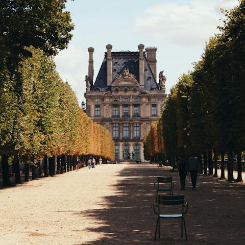 Reach the centre of Paris in just thirty minutes