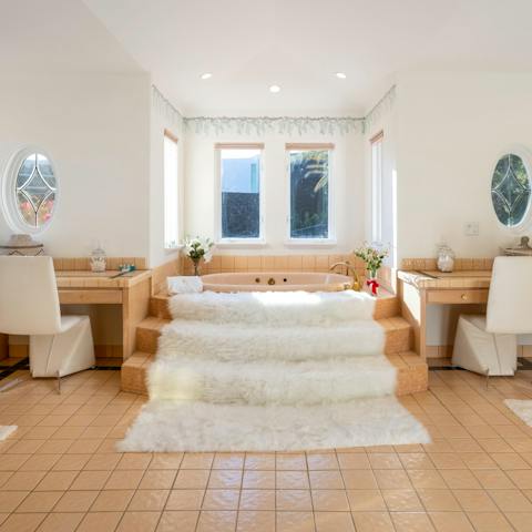 Sink into the depths of the large bath tub & enjoy a moment of me–time ahead of your next adventure