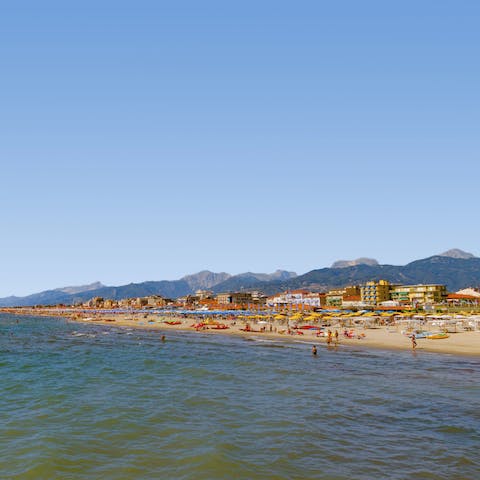 Wander twenty minutes to the beach in Forte dei Marmi and sprawl out in the sand