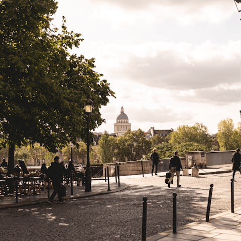 Step back in time on Île Saint-Louis – a ten-minute walk away