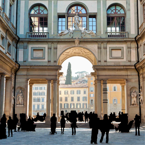 Admire world-famous art in the Uffizi – you can walk there or hop in a cab